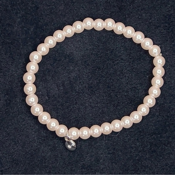 Vintage Pearly Style Bracelet Classic Retro Stretch Ivory White Silver Charm - Picture 5 of 7